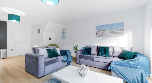 Modern 4 Bedroom House 03 With Parking in Farnham, Rezervați Hotel Slough Buckinghamshire