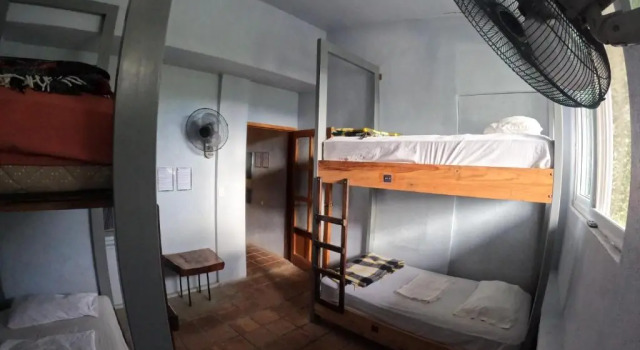 Кровать в общем номере Zephyr River Lodge