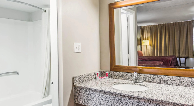 Четырёхместный номер Standard Econo Lodge Tallahassee I-10 near University
