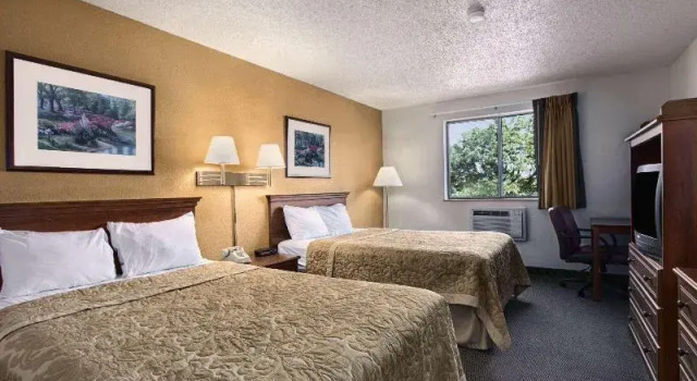 Четырёхместный номер Standard Super 8 by Wyndham Canton/Livonia Area