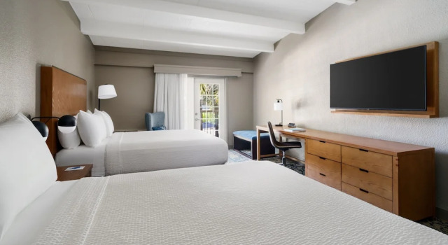 Четырёхместный номер Standard с балконом и с видом на внутренний двор Four Points by Sheraton Destin - Fort Walton Beach
