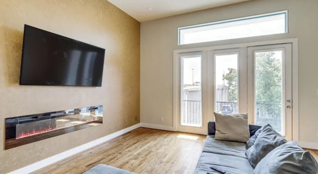 Коттедж Houston Home w/ Rooftop Patio - 3 Mi to Downtown!