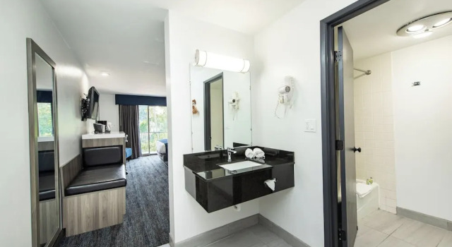 Четырёхместный номер Standard с балконом Oyster Bay Inn & Suites