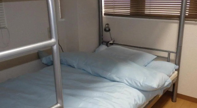 Кровать в общем номере (мужской номер) Backpackers Mini House