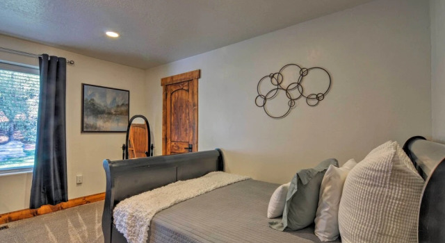 Luxe Home ~ 2 Mi to Bryce Canyon National Park!, Varaa Hotelli Hotellit Garfield County pysäköinnillä, Pysäköinti