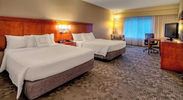 Четырёхместный номер Standard с балконом Courtyard by Marriott Burlington