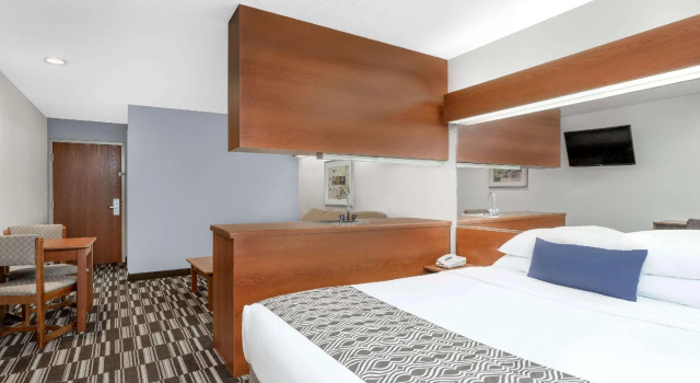 Люкс Microtel Inn & Suites by Wyndham Bremen