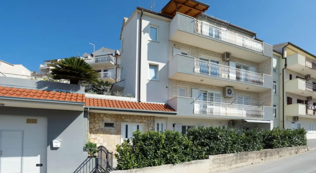 Stunning Apartment in Podstrana With Wifi and 1 Bedrooms, Varaa Huoneisto Hotellit Strožanac pysäköinnillä, Pysäköinti