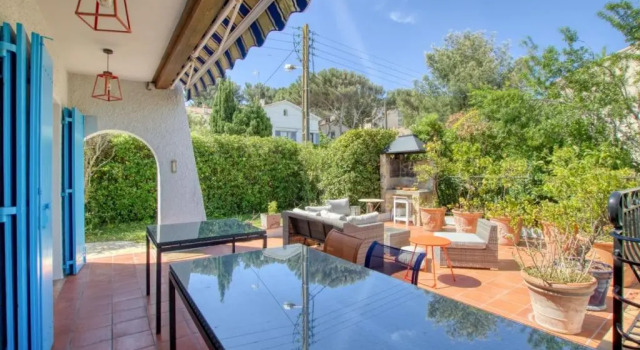 Коттедж Elegant House with Terrace Garden And Pool