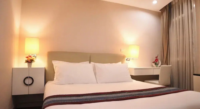 Icon Narindra Suites Hotel, Забронировать Отель Отели Бангкока с бассейном, рядом с Улица Сой Ковбой, Бассейн