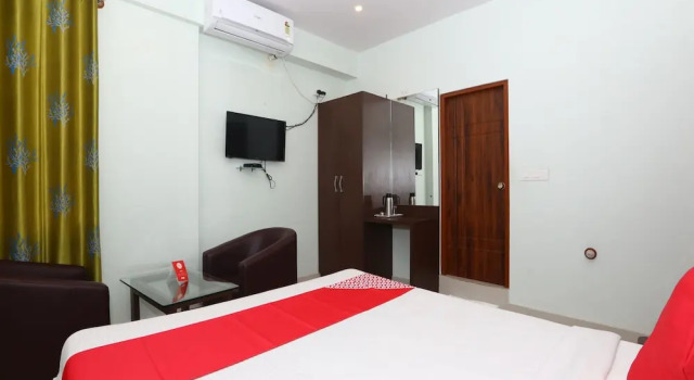 OYO 15725 Golden Residency