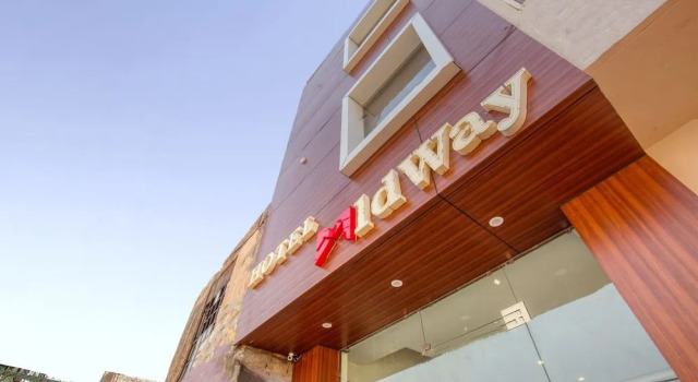 OYO 42743 Hotel Midway, Забронировать Отель Отели штата Харьяны с парковкой, Парковка
