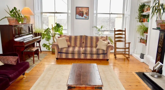 Sophisticated 2 Bedroom Edinburgh Flat Near Old Town, Забронировать Отель Старый город Эдинбург, рядом с Железнодорожный вокзал Эдинбург-Уэверли