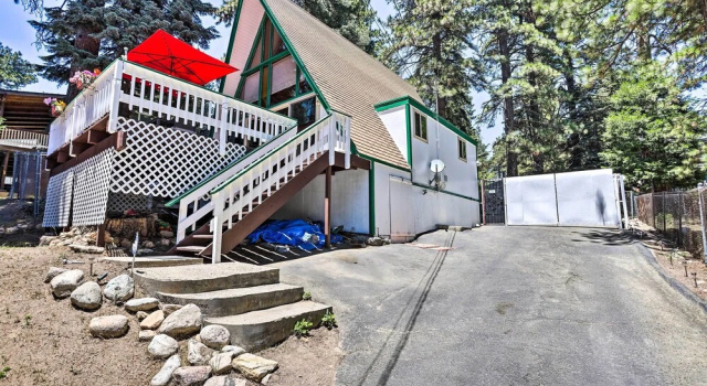 Коттедж с 2 комнатами с балконом Running Springs A-frame w/ Deck & Mtn Views!