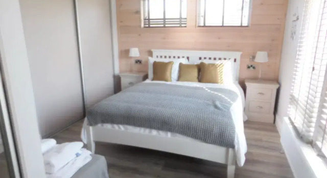 Spacious 2-bed Lodge in Bury Saint Edmunds, Забронировать Дом для отпуска Бери-Сент-Эдмундс Суффолк