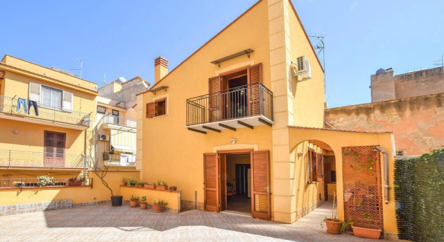 Stunning Home in Aspra With 3 Bedrooms and Wifi