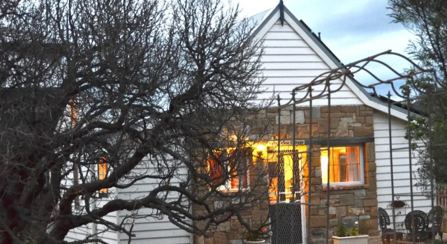Коттедж с красивым видом из окна Mulberry Cottage Unique B&B Accommodation