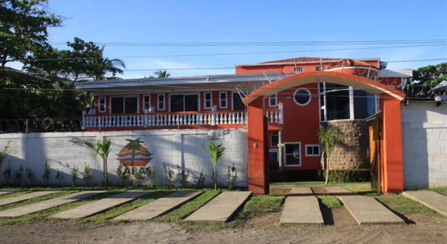 Кровать в общем номере SABAS Beach Resort