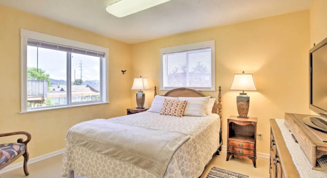 Апартаменты Waldport Townhome w/ Dog Run on Alsea Bay!