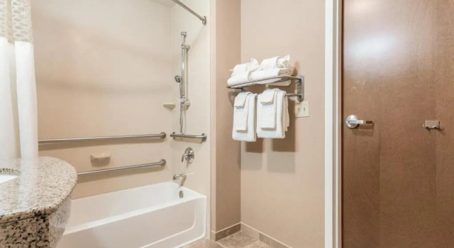 Четырёхместный номер Standard Hampton Inn Auburn