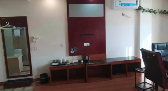 Junya Zhouji Hotel(Haikou East High Speed Railway Station), Prenota Hotel Hotel a Hainan con parcheggio, Parcheggio