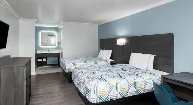 Четырёхместный номер Standard с балконом Red Lion Inn & Suites Lemoore