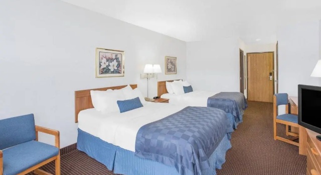Четырёхместный номер Standard с видом на озеро Ramada by Wyndham Hancock Waterfront