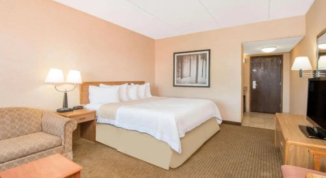 Четырёхместный номер Standard Days Inn by Wyndham Duluth Lakewalk