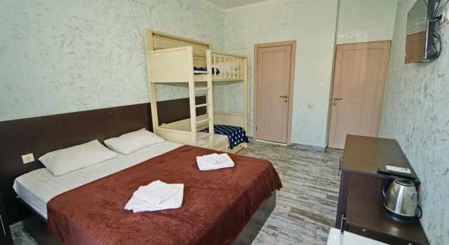 Четырёхместный номер Comfort с балконом Гостевой дом Град