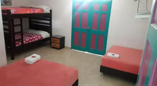 Семейный номер Standard с балконом Hostal Johnnier