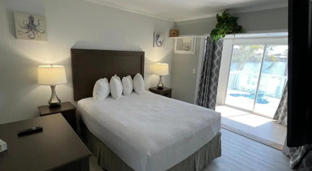 Двухместный люкс с 2 комнатами с видом на озеро Marco Island Lakeside Inn