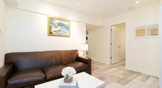Beautiful 2BR Suite in central West Vancouver, 预订 酒店 西温哥华 North Vancouver Ski Area