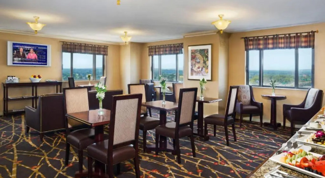 Четырёхместный клубный номер Standard Sheraton Springfield Monarch Place Hotel