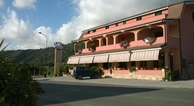 HOTEL LO SVINCOLO, Réserver Hôtel Hôtels au centre de Falerna, hôtels au centre de Falerna