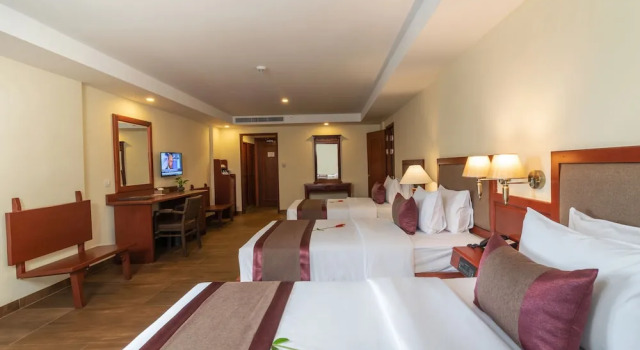 Трёхместный номер Deluxe с балконом Hotel De La Renaissance