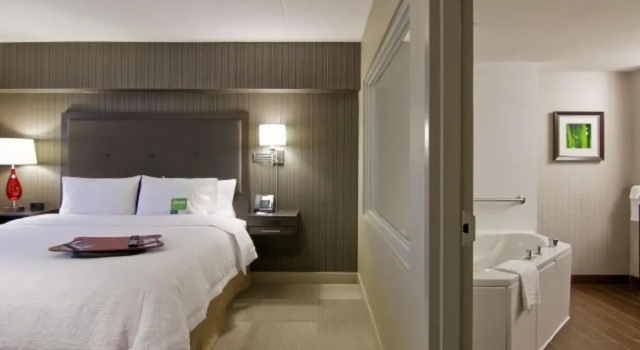 Люкс Hampton Inn & Suites by Hilton Toronto Markham