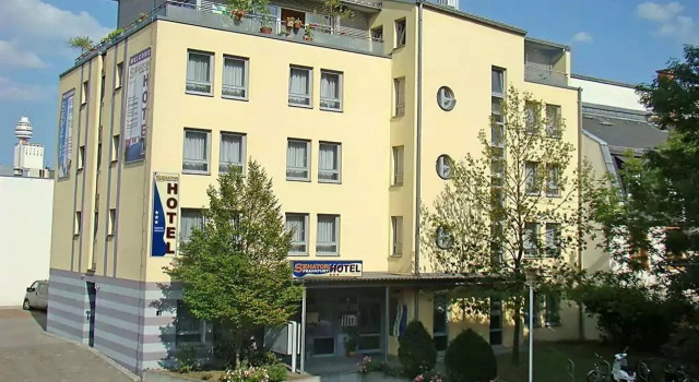 Senator Hotel, Забронировать Отель Отели Франкфурт-на-Майне с парковкой, рядом с Euro Symbol, Парковка