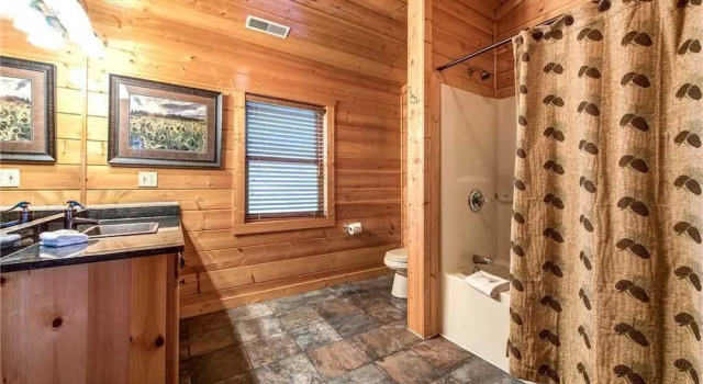 Dreamscapes 5 Bedroom Mountain View Home with Hot Tub
