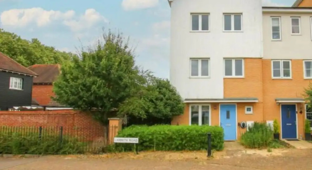 Colchester Retreat 4BR 2bath Ample Street Parking, Забронировать Дом для отпуска Коттеджи Колчестера, рядом с Большая водонапорная башня, Коттедж