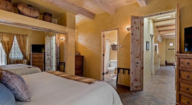 Antonia - Stylish Retreat, Blocks From Galleries and Restaurants of Canyon Rd. and The Plaza, Varaa Lomakoti Santa Fe New Mexico