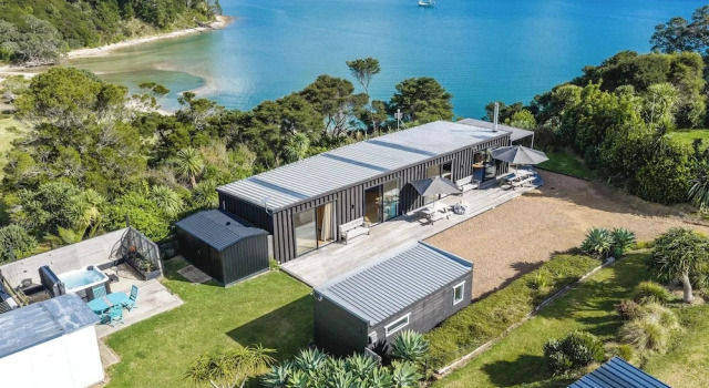 Вилла Deluxe Wharetana Bay Villa with private walkway to beach