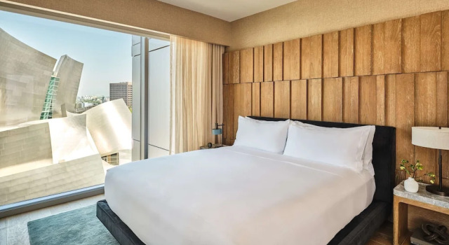 Двухместный люкс Hearing Accessible Corner Conrad Los Angeles