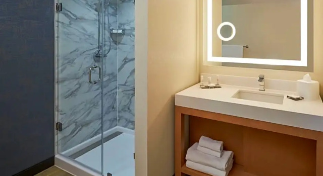 Четырёхместный номер Standard с видом на бассейн San Diego Marriott Mission Valley