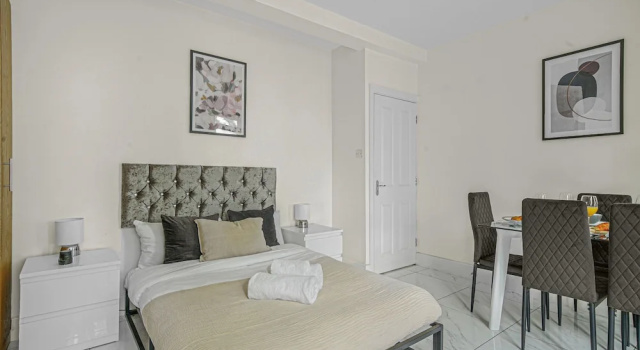 Paddington Station 2BR City Apartment