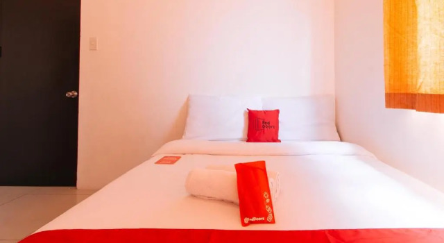 Номер Deluxe RedDoorz @ Jardin LRT Tayuman Manila