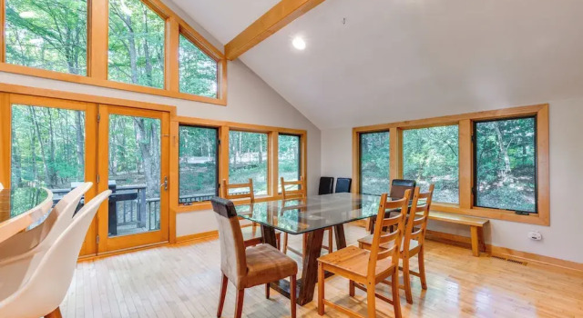 Soaking Tub & Fire Pit! Home Near Dtwn Suttons Bay, Buchen Sie Ferienhaus Suttons Bay Michigan