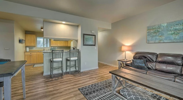 Central Apt: Private Fireplace & Patio Access, Prenota Appartamento Anacortes 