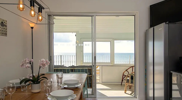 Апартаменты Stunning Beachfront Apt w Balcony Sea Views