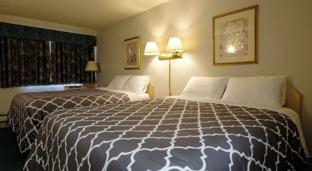 Четырёхместный номер Standard Цокольный этаж Perfect Inns & Suites