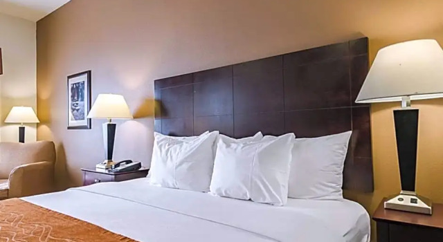 Люкс Superior Comfort Inn & Suites Lawrence - University Area